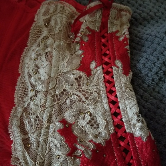 Stunning lace garter belt - Picture 3 of 5